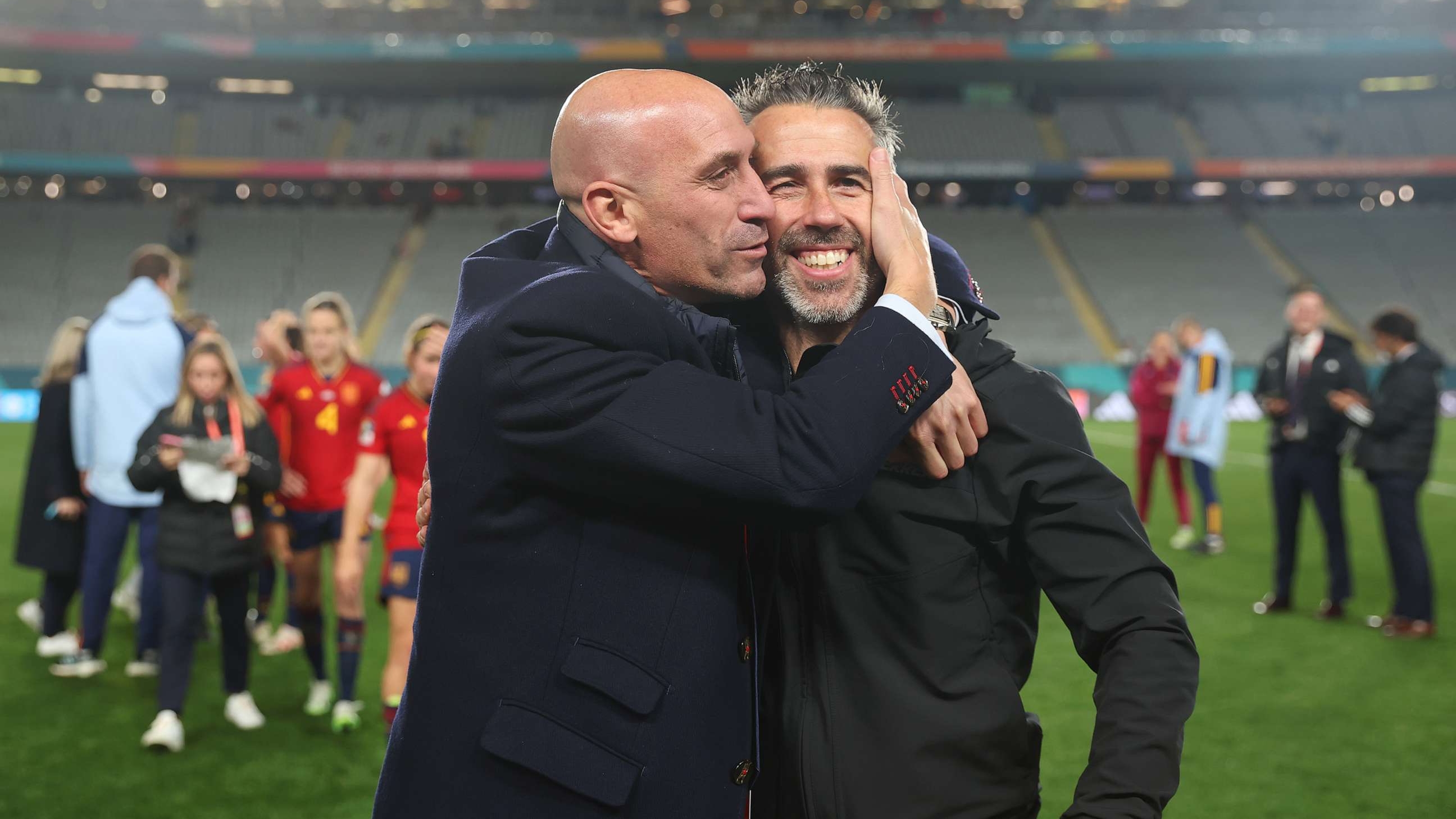La entrenadora de la selección española de fútbol femenina ha sido despedida en medio de una polémica por un beso.